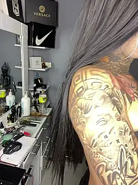 valen lewiiz online show from April 17, 2026, 3:59 pm