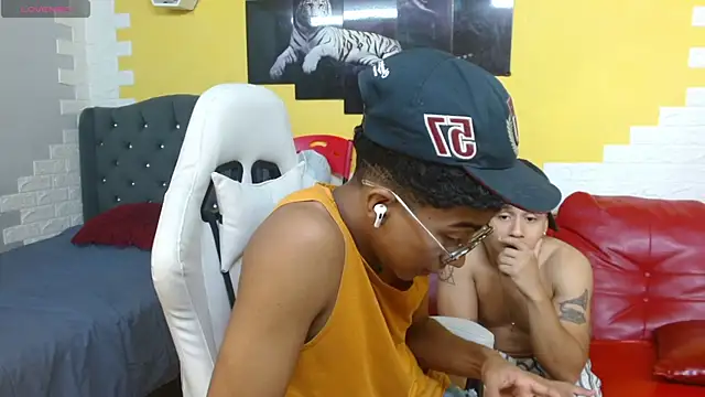 goldenjyj online show from April 17, 2026, 11:29 pm