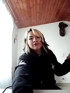 HannaJonnes  online show from April 17, 2026, 1:03 pm