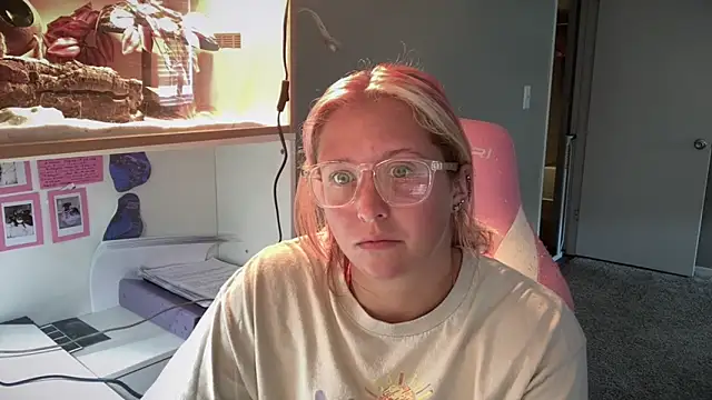MUSCLEMOMMY1365 online show from May 12, 2026, 3:51 pm