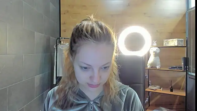 EmmaaMcDon online show from April 27, 2026, 8:12 am