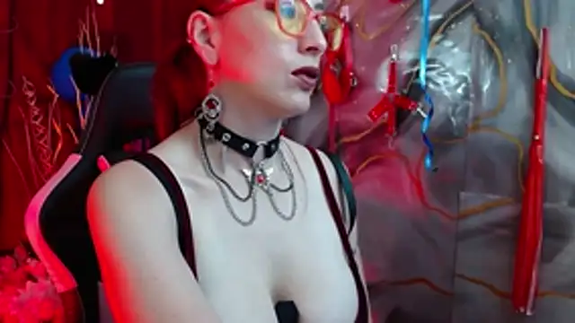 Snapshot of Queenscarlettsecret chatting on July 16, 2026, 1:08 pm Queenscarlettsecret online show from July 16, 2026, 1:08 pm