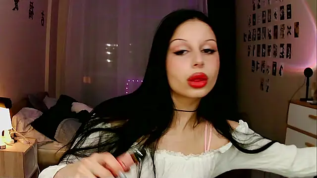 lola ring online show from April 17, 2026, 9:39 pm