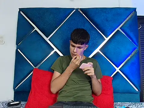 Snapshot of EdwinBoys chatting on May 6, 2026, 1:37 pm EdwinBoys online show from May 6, 2026, 1:37 pm