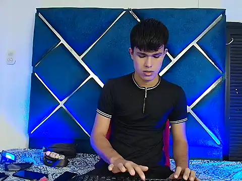 Snapshot of EdwinBoys chatting on April 21, 2026, 1:07 pm EdwinBoys online show from April 21, 2026, 1:07 pm