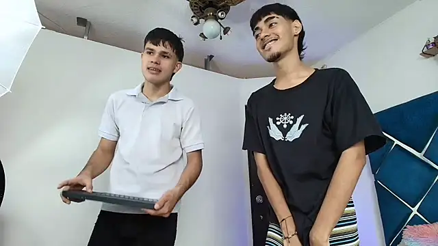 Snapshot of EdwinBoys chatting on May 19, 2026, 1:07 pm EdwinBoys online show from May 19, 2026, 1:07 pm