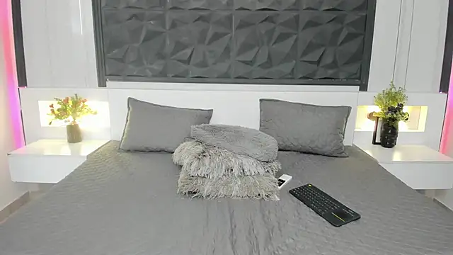 sophia blade  online show from May 24, 2026, 2:55 am