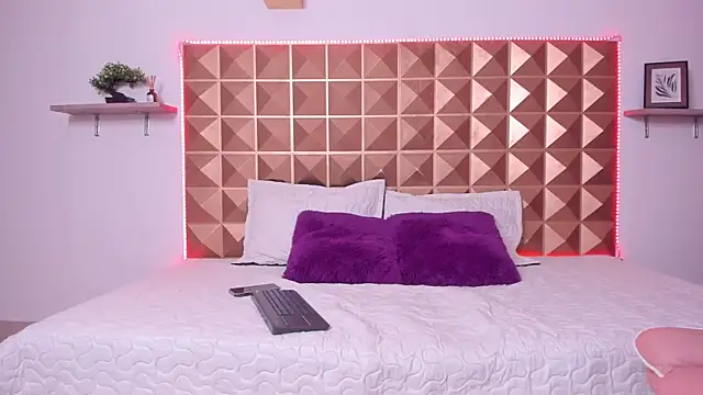 Naughty Kat  online show from April 19, 2026, 3:40 am