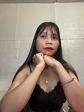 Snapshot of -Lucie-e chatting on April 17, 2026, 7:55 am -Lucie-e online show from April 17, 2026, 7:55 am
