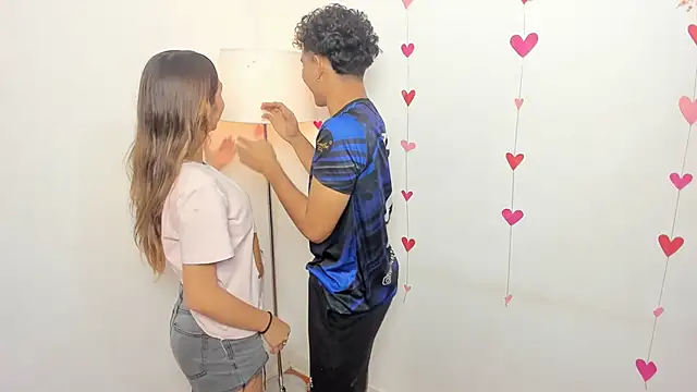 skinygirlcouple online show from April 17, 2026, 2:09 pm