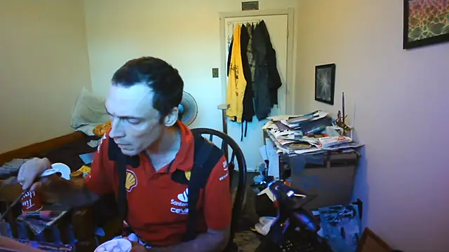 Snapshot of JohnnyMoves chatting on August 4, 2026, 10:47 pm JohnnyMoves online show from August 4, 2026, 10:47 pm