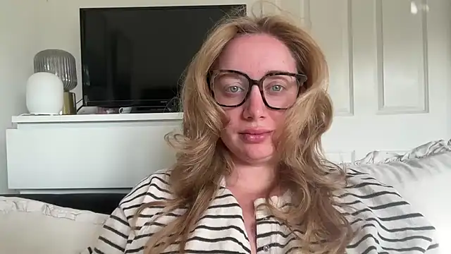 Snapshot of arielsweetieee chatting on June 13, 2026, 6:44 am arielsweetieee online show from June 13, 2026, 6:44 am