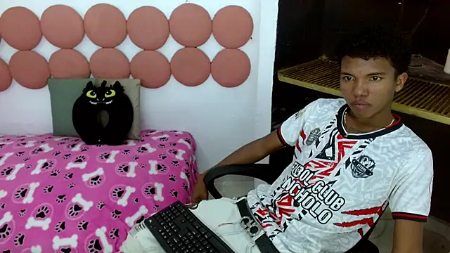 Chris Hott online show from April 22, 2026, 2:18 am