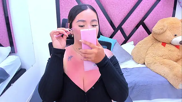 MiaaCastroo online show from May 19, 2026, 1:21 am