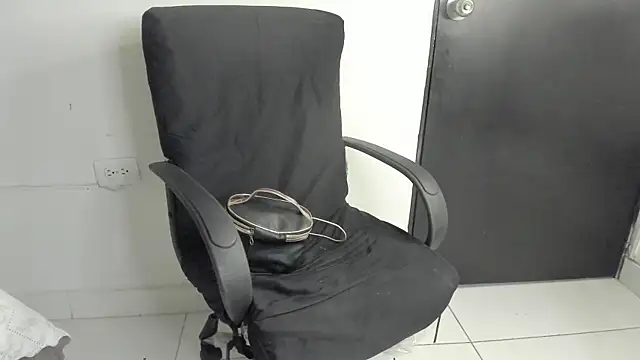lolabunnysc online show from May 27, 2026, 12:12 pm
