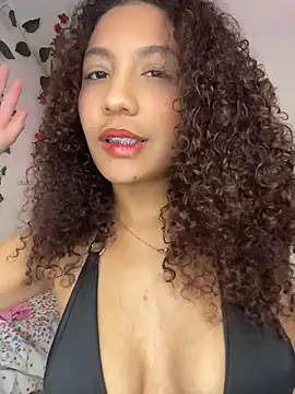 Snapshot of Daphnne_Curly chatting on June 19, 2026, 1:33 am Daphnne Curly online show from June 19, 2026, 1:33 am