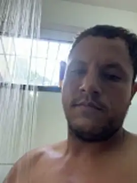 pauzinhokkk online show from April 18, 2026, 7:58 pm