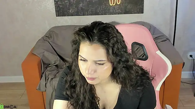Snapshot of Vivien_Ross chatting on May 12, 2026, 1:13 am Vivien Ross online show from May 12, 2026, 1:13 am
