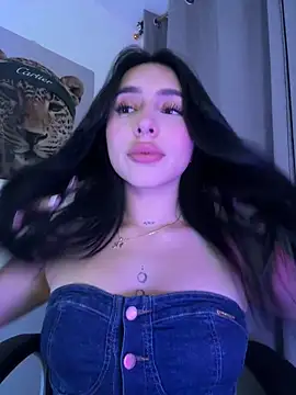 IsabellaNoir  online show from May 21, 2026, 11:46 pm
