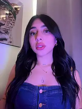 IsabellaNoir  online show from May 6, 2026, 8:02 pm