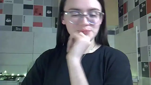 Miss Tinakiss online show from April 21, 2026, 5:52 pm