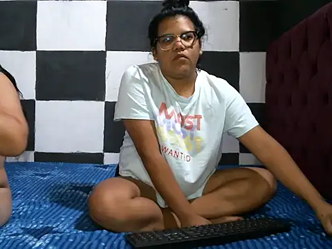 Snapshot of Valery-Khloe chatting on July 1, 2026, 2:01 am Valery-Khloe online show from July 1, 2026, 2:01 am