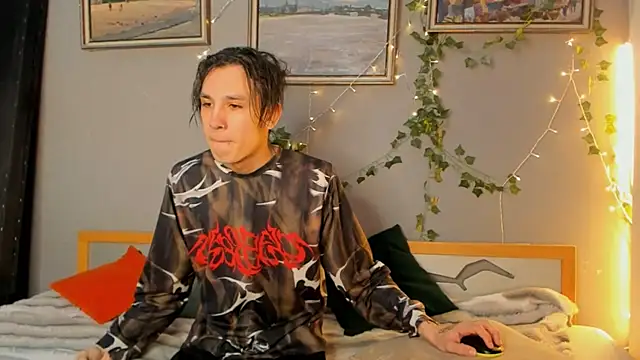 Snapshot of SolarFringe chatting on May 20, 2026, 9:01 pm SolarFringe online show from May 20, 2026, 9:01 pm