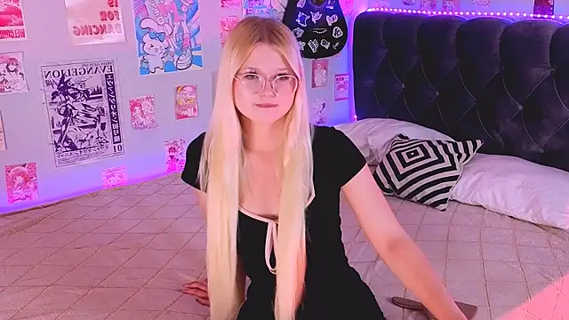 LunariaFox online show from July 26, 2026, 2:46 pm