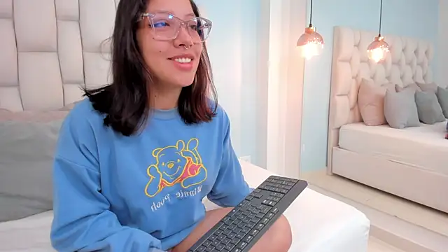 Snapshot of vayra_moon chatting on June 25, 2026, 4:12 pm vayra moon online show from June 25, 2026, 4:12 pm