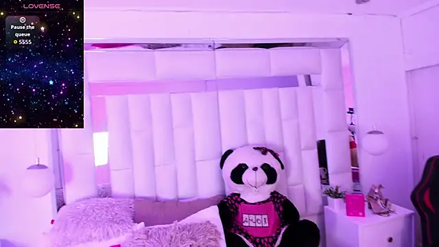 athenea fox  online show from April 23, 2026, 8:54 pm