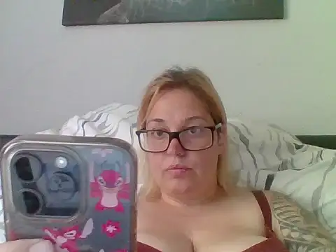 Snapshot of SecretRavenXO chatting on June 3, 2026, 2:18 pm SecretRavenXO online show from June 3, 2026, 2:18 pm