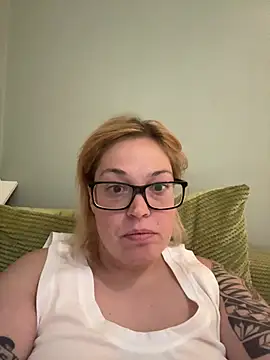 SecretRavenXO online show from May 7, 2026, 9:51 pm
