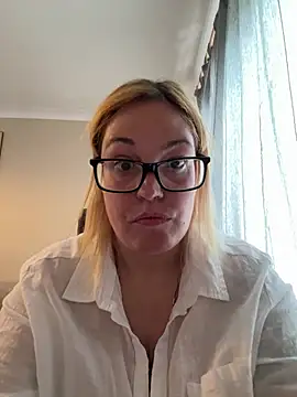 Snapshot of SecretRavenXO chatting on May 13, 2026, 2:24 pm SecretRavenXO online show from May 13, 2026, 2:24 pm