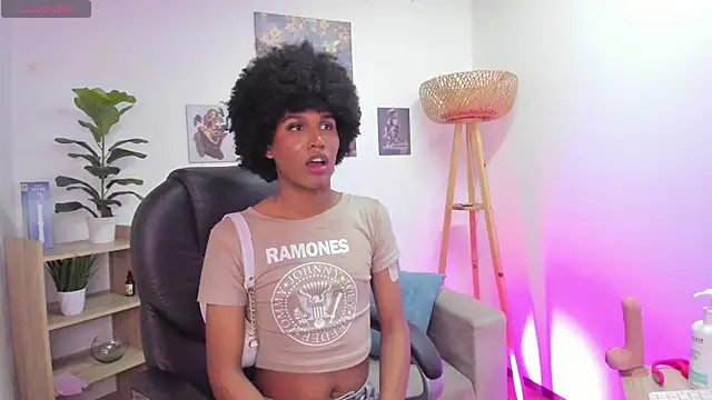 NaomiSaenz  online show from June 18, 2026, 9:20 pm
