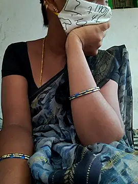 Snapshot of Tamil_Hot_HoneyBee chatting on May 9, 2026, 11:24 am Tamil Hot HoneyBee online show from May 9, 2026, 11:24 am