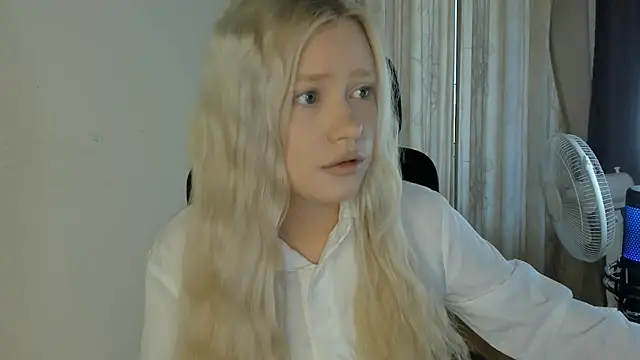 Snapshot of MidnightPoise chatting on June 18, 2026, 5:06 am MidnightPoise online show from June 18, 2026, 5:06 am