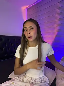 Snapshot of Bella_dannbond chatting on June 25, 2026, 12:30 am Bella dannbond online show from June 25, 2026, 12:30 am