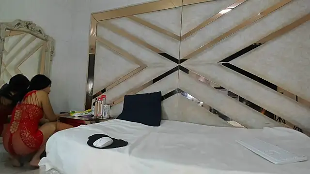 AuroraHoney32 online show from May 19, 2026, 11:56 pm