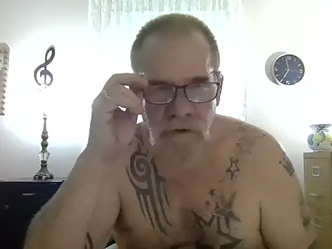 Snapshot of Caesar_Baxter chatting on April 28, 2026, 10:58 pm Caesar Baxter online show from April 28, 2026, 10:58 pm