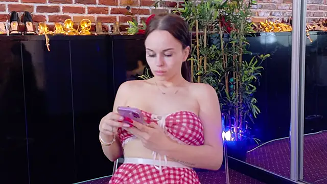 HannahIsabellee online show from May 15, 2026, 7:45 pm