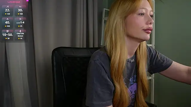 Snapshot of _Mila_Luna_ chatting on May 4, 2026, 9:06 pm Mila Luna online show from May 4, 2026, 9:06 pm