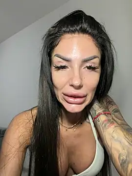 RaquelleXO online show from May 16, 2026, 9:41 am