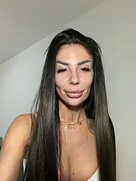 RaquelleXO online show from May 17, 2026, 9:53 am
