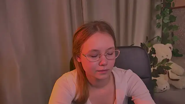 Snapshot of FloraLarsson chatting on June 5, 2026, 6:52 am FloraLarsson online show from June 5, 2026, 6:52 am