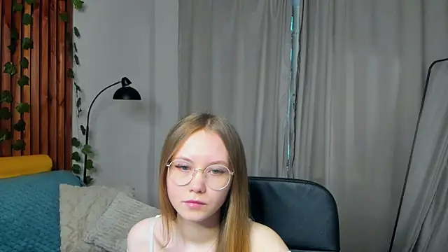 Snapshot of FloraLarsson chatting on May 14, 2026, 3:36 am FloraLarsson online show from May 14, 2026, 3:36 am