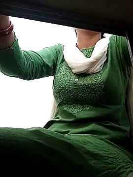 Snapshot of Simmi-00 chatting on May 6, 2026, 6:28 am Simmi-00 online show from May 6, 2026, 6:28 am