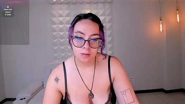 Snapshot of LoiseHarper chatting on June 8, 2026, 7:58 pm LoiseHarper online show from June 8, 2026, 7:58 pm