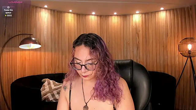 Snapshot of LoiseHarper chatting on May 23, 2026, 7:35 pm LoiseHarper online show from May 23, 2026, 7:35 pm