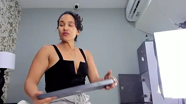 emilly sweett online show from July 23, 2026, 1:58 am