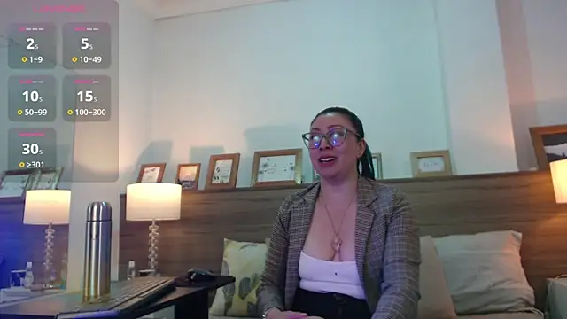 FranciscaVera online show from June 9, 2026, 6:53 pm
